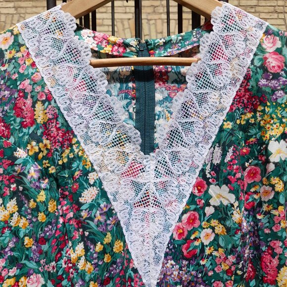 Vintage 80s Victorian Floral Dress with Lace Size Small Handmade 36" Bust - Picture 9 of 16